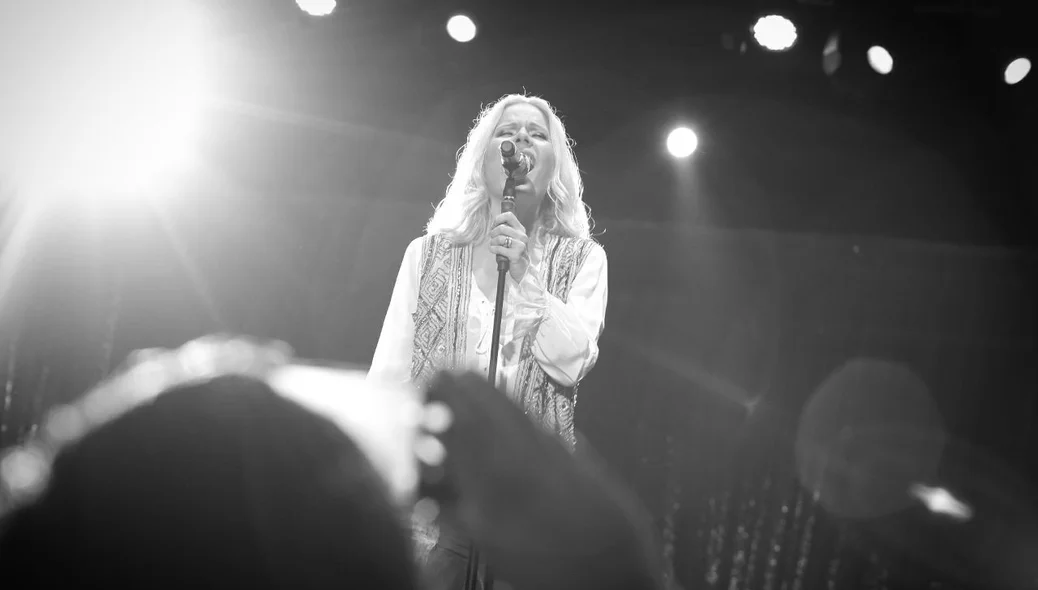 A cantora fez o público entrar no clima romântico pop 