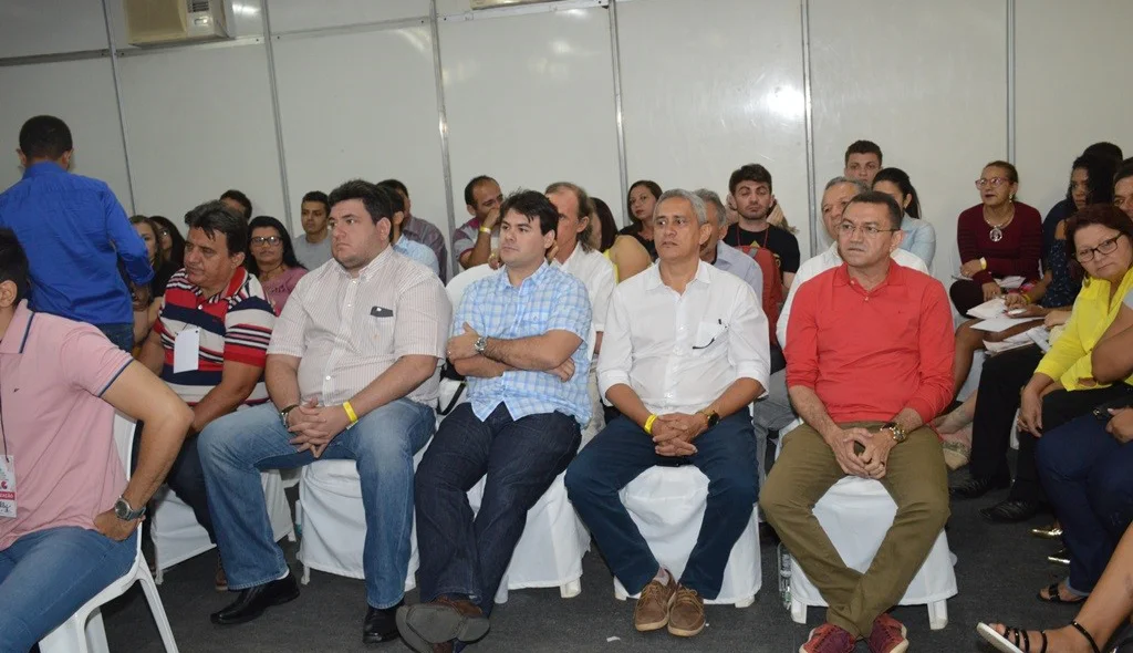 Autoridades marcam presença na palestra de Roberto Cabrini 