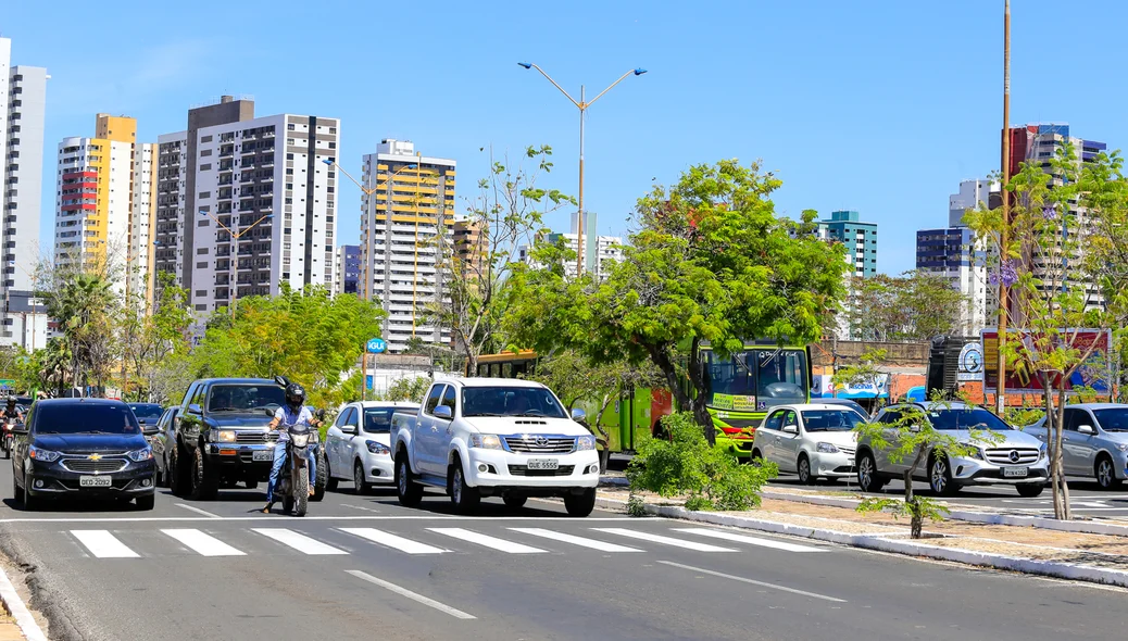 Carros esperando o sinal abrir