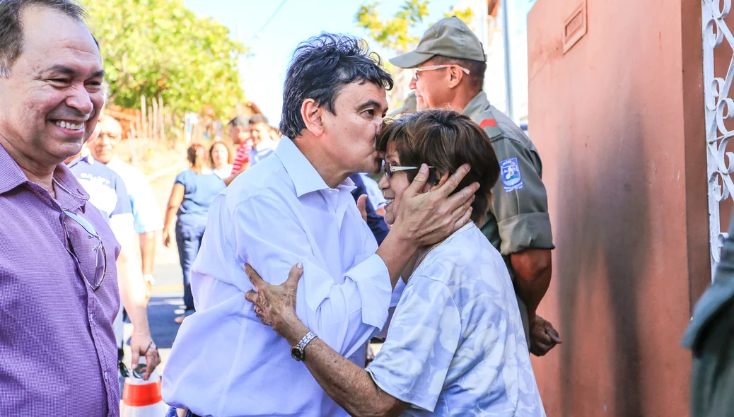 Governador beija moradora do bairro Redenção