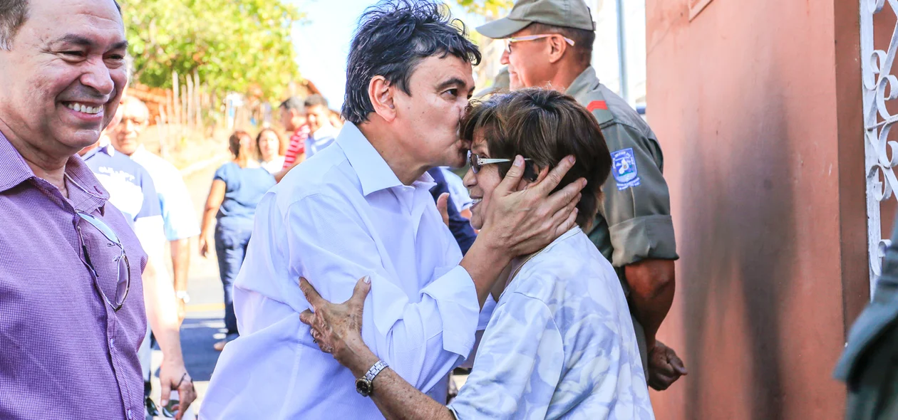 Governador beija moradora do bairro Redenção