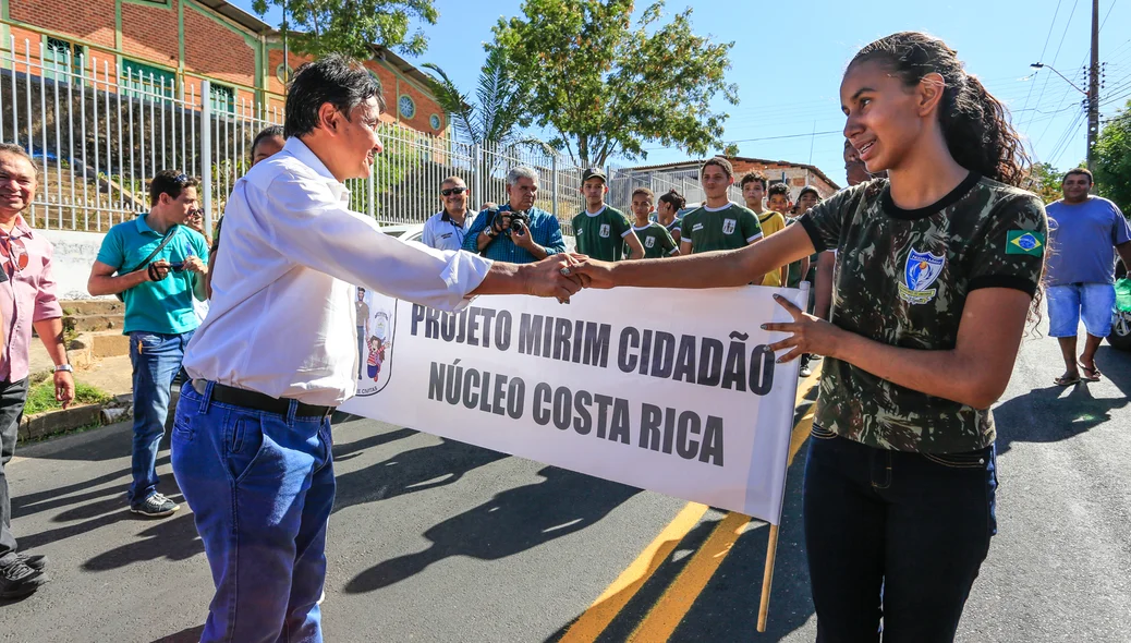 Governador cumprimenta pelotão mirim