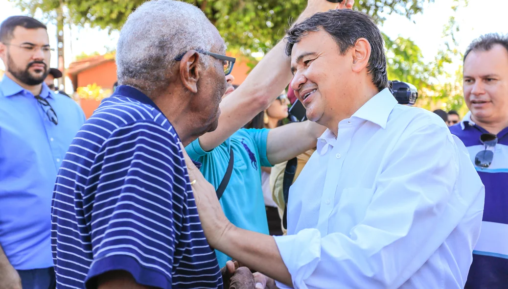 Governador cumprimentando o morador Geraldo Neto