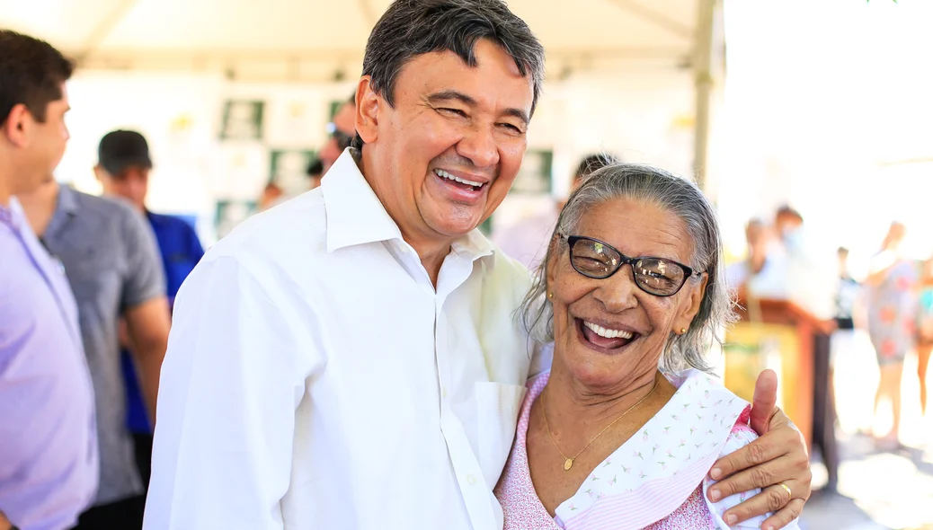 Governador tira foto com moradora do bairro 