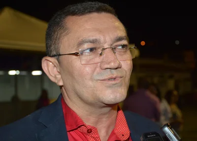 Padre Walmir propõe reajuste de R$ 100,00 em duas parcelas