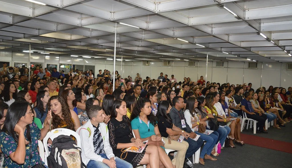 Público acompanha atento a palestra