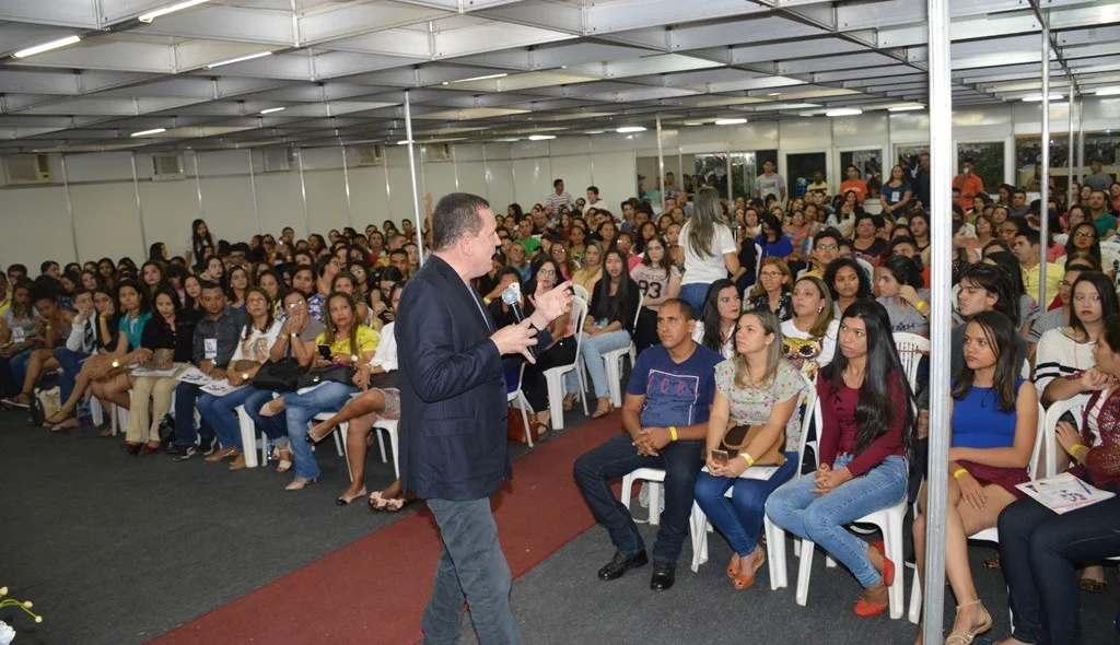 Roberto Cabrini interage com o público