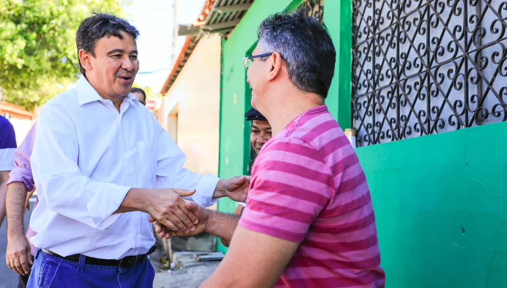 Wellington Dias cumprimenta morador do bairro
