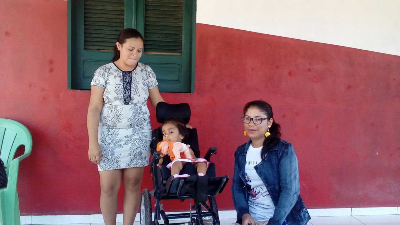 Entrega de cadeiras de rodas a pacientes