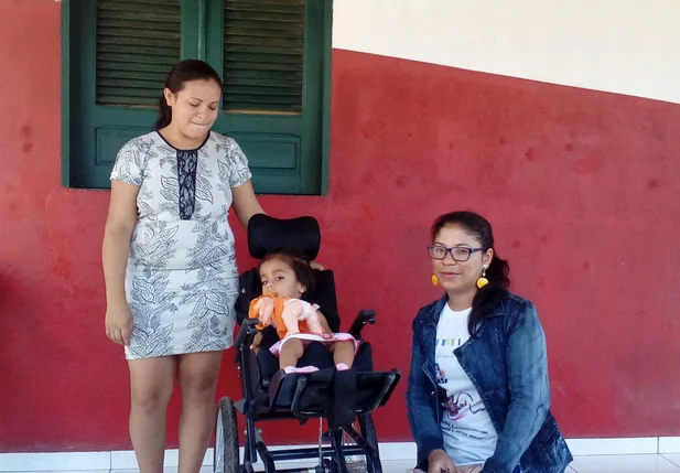 Entrega de cadeiras de rodas a pacientes