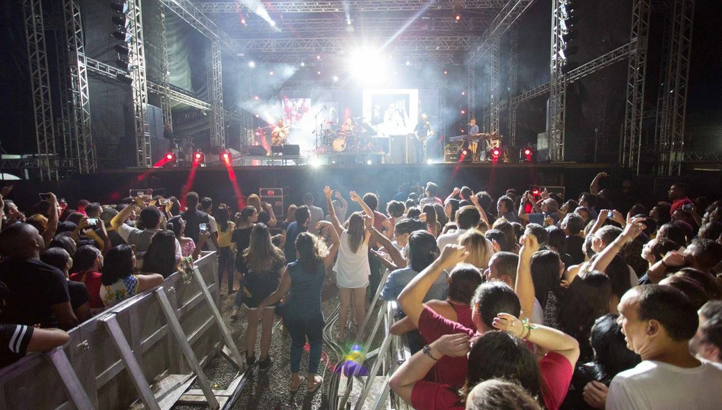 Público acompanha apresentações no festival B-R-O-BRÓ