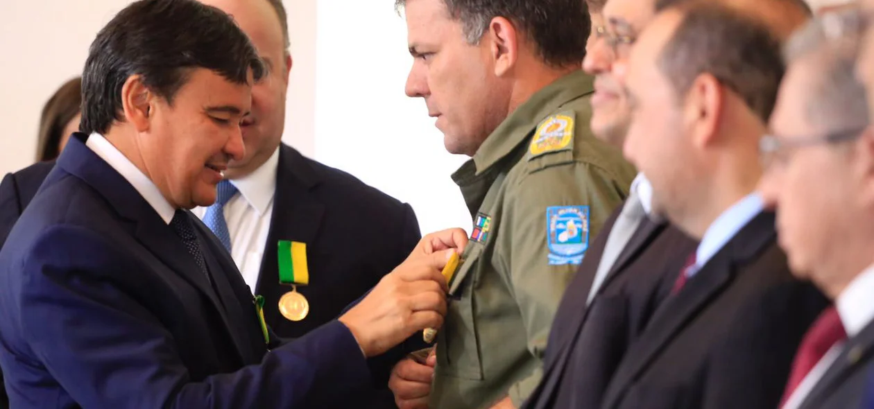 Coronel Carlos Augusto recebe medalha do governador Wellington Dias