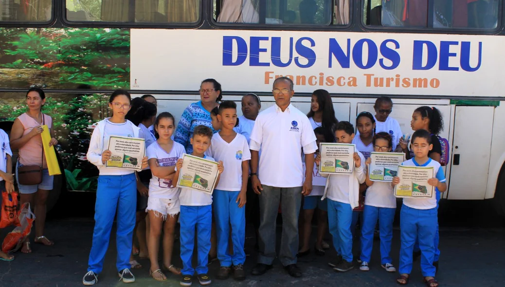 Crianças participam da caminhada 