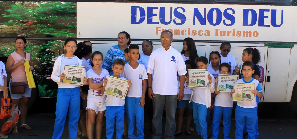 Crianças participam da caminhada 