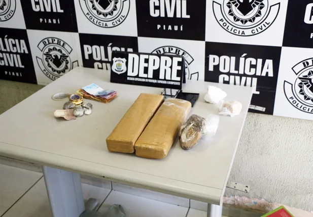Delegacia de Entorpecentes apreendeu drogas e dinheiro