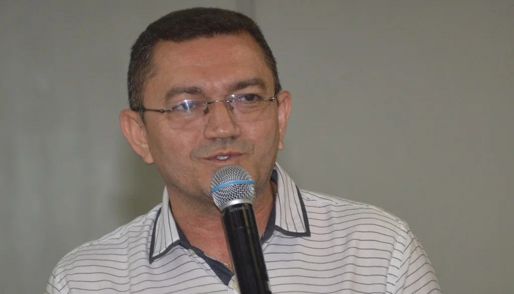 Padre Walmir saúda os imortais