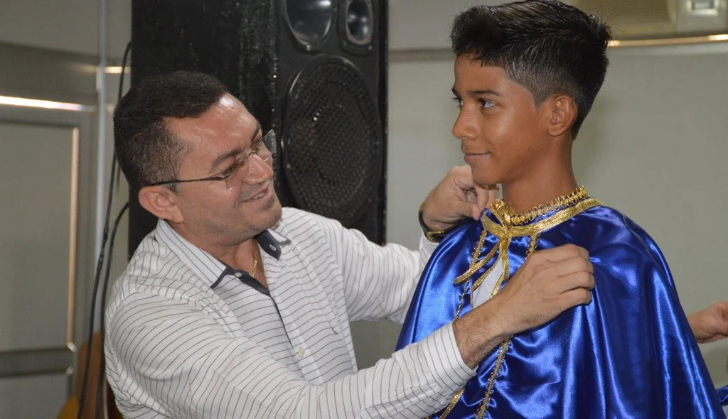 Prefeito coloca manta  em acadêmico