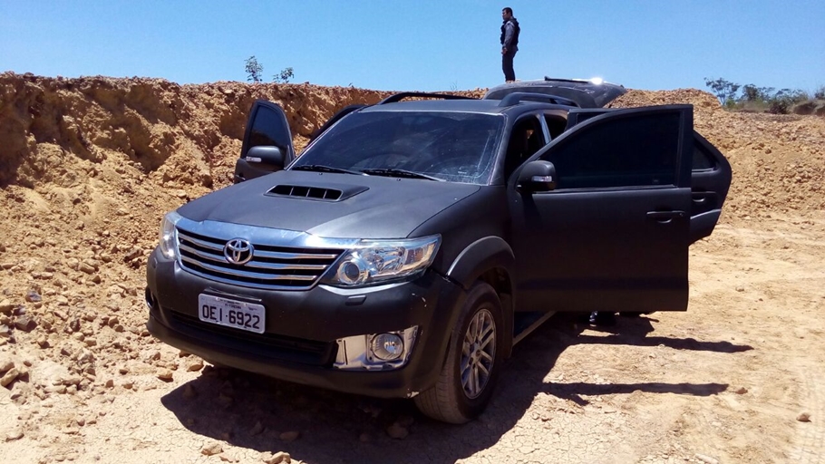 Toyota SW4, cor preta, placa OEI-6922 abandonado com explosivos em Timon