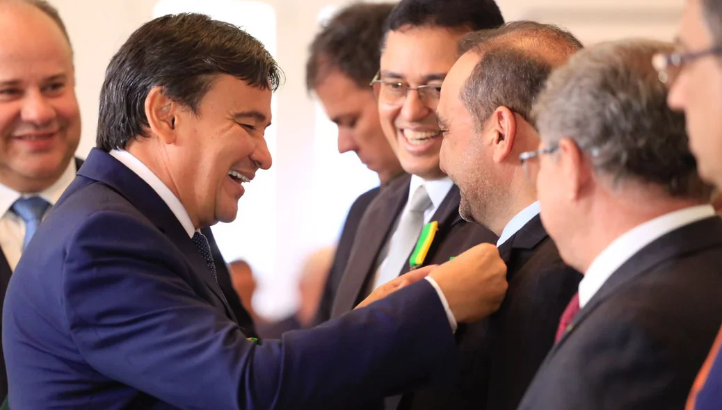 Wellington Dias entrega medalha a Erivan Lopes