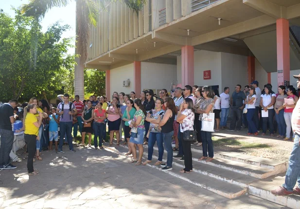 Servidores paralisam atividades e fazem protesto em Picos 