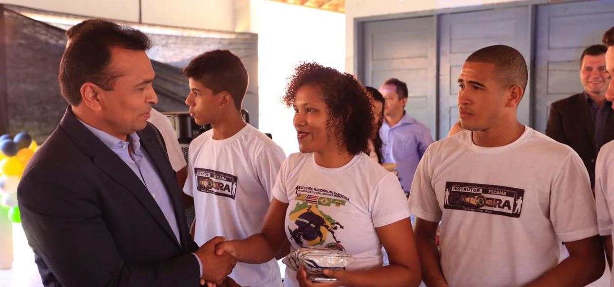 Fábio Abreu com atletas