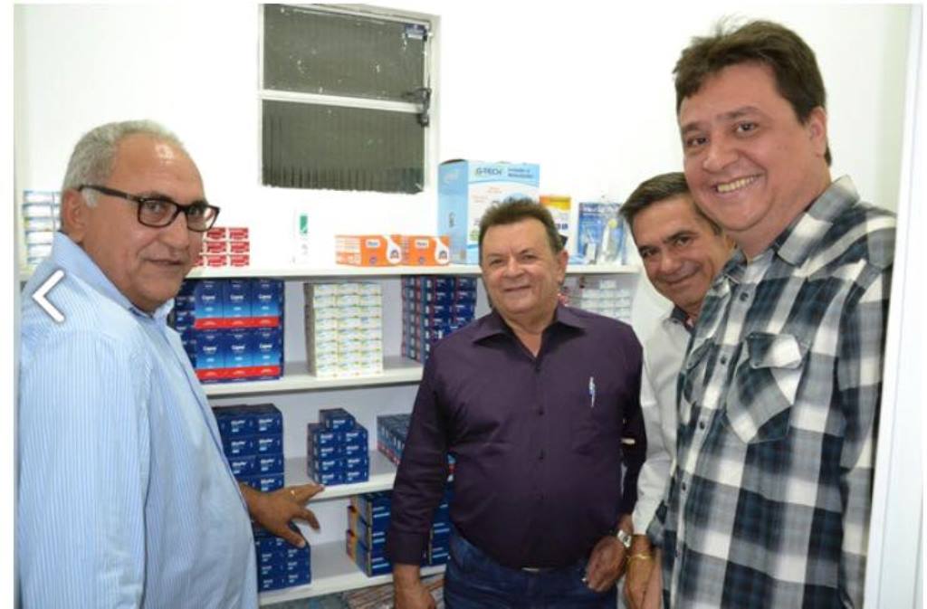 Nerinho visita unidade de saúde com lideranças de Geminiano