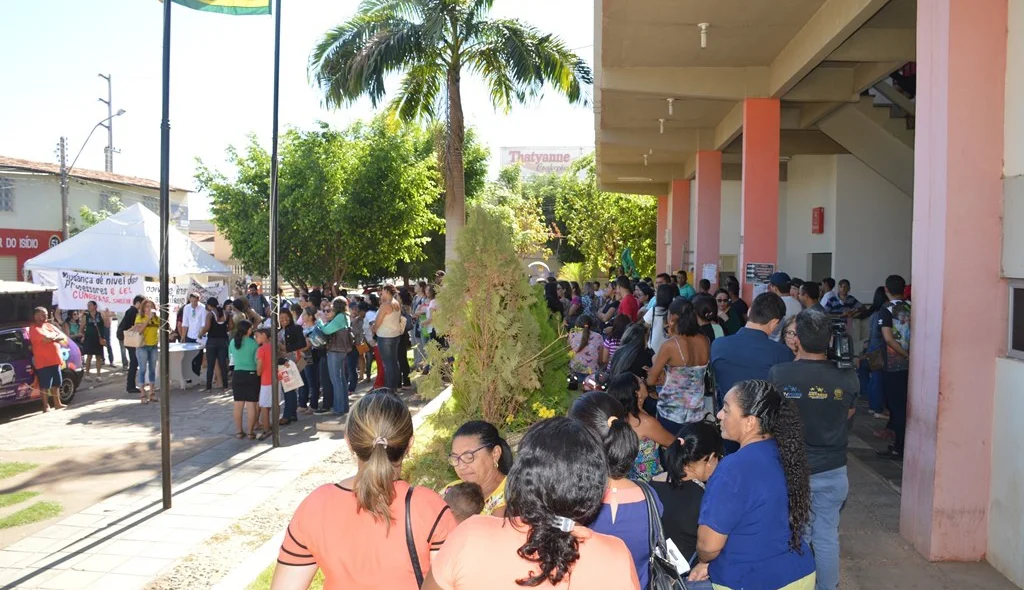 Servidores paralisam atividades e realizam protesto