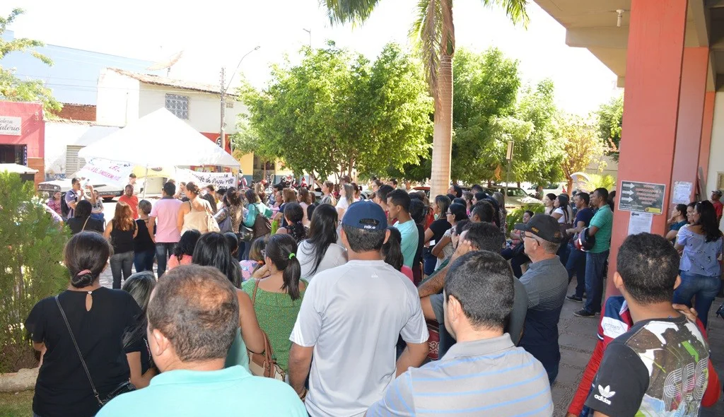 Servidores protestam contra prefeito Padre Walmir