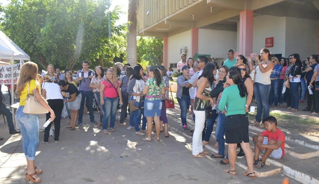Servidores protestam em frente a Prefeitura de Picos
