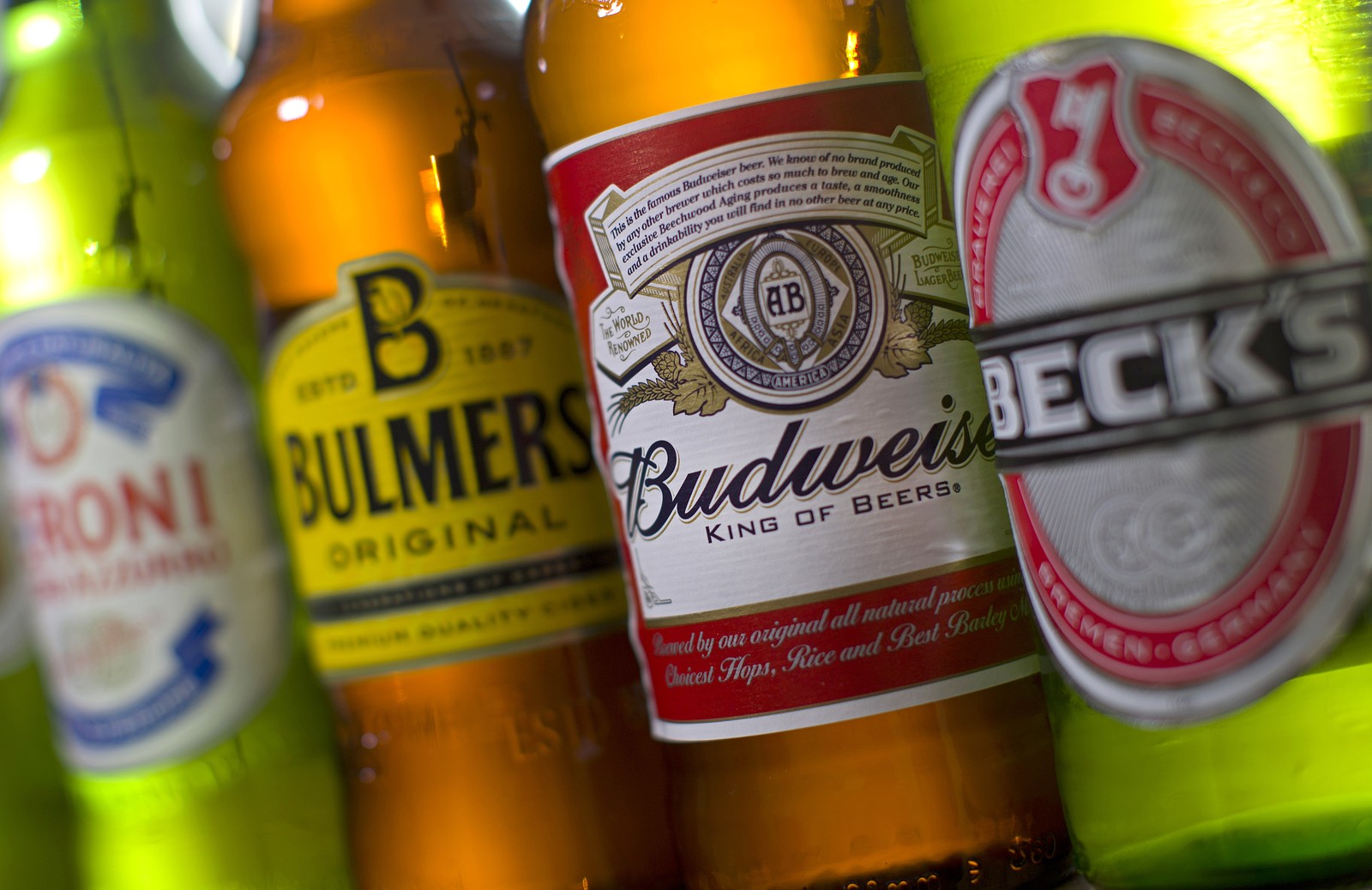 Homem invade casa com duas dúzias de cerveja