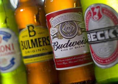 Homem invade casa com duas dúzias de cerveja