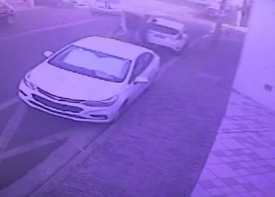 Mulher é jogada no chão durante assalto