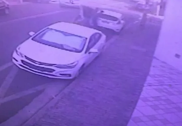 Mulher é jogada no chão durante assalto