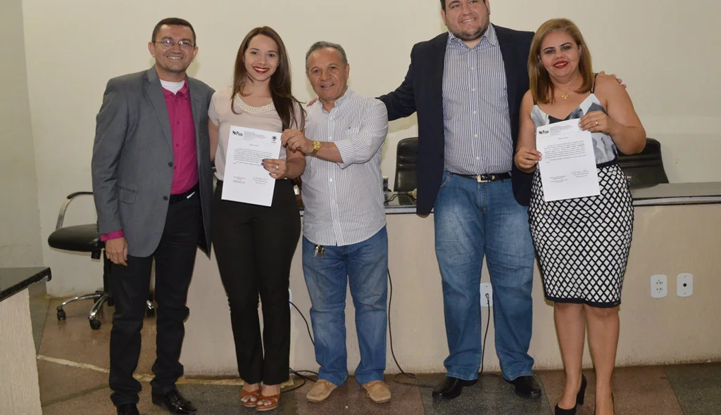 Autoridades fazem entrega do termo de posse aos conselheiros