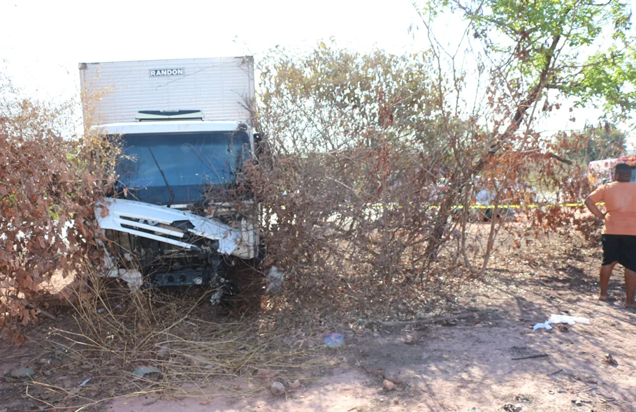 Carro colidiu com um caminhão de placa PDJ-0193