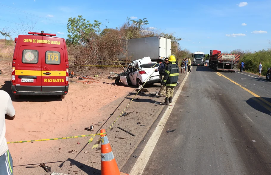 Colisão entre carro e caminhão na BR 316