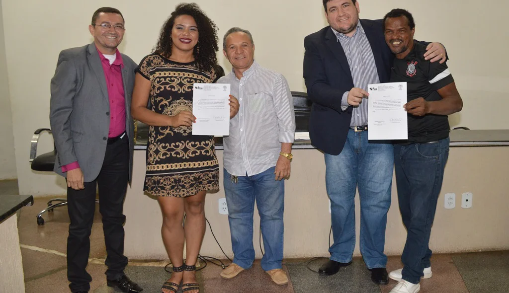 Conselheiros recebem termo de posse