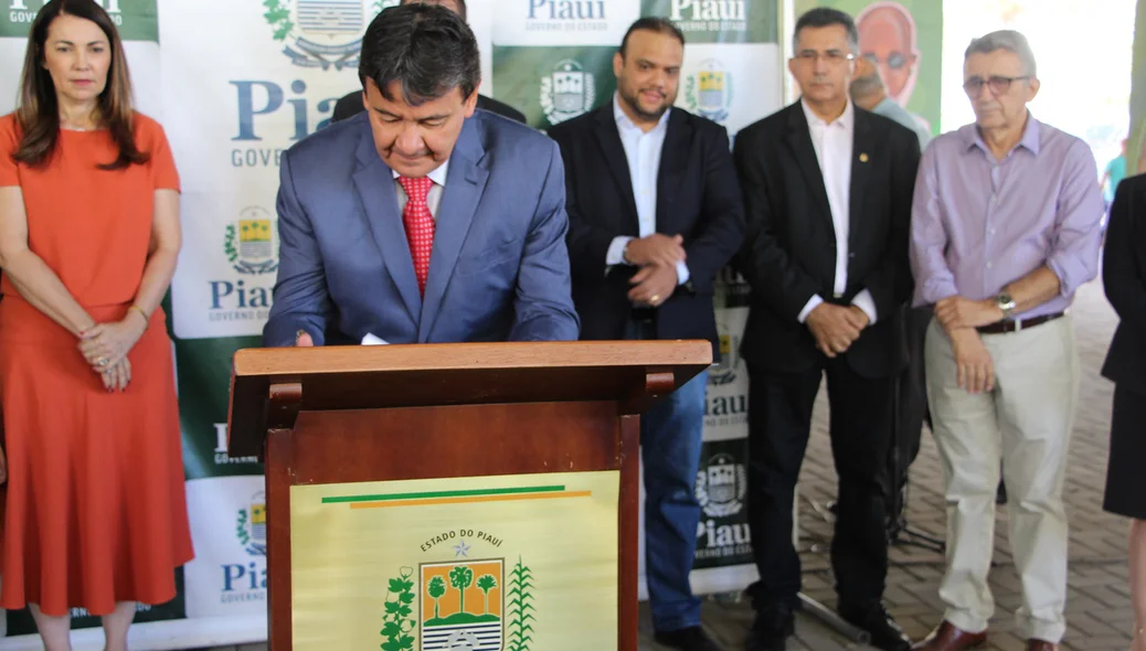 Governador assinando decreto