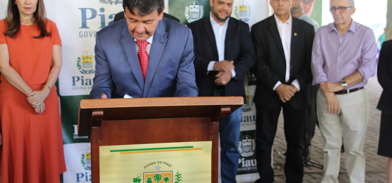 Governador assinando decreto