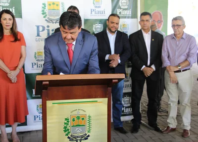 Governador assinando decreto