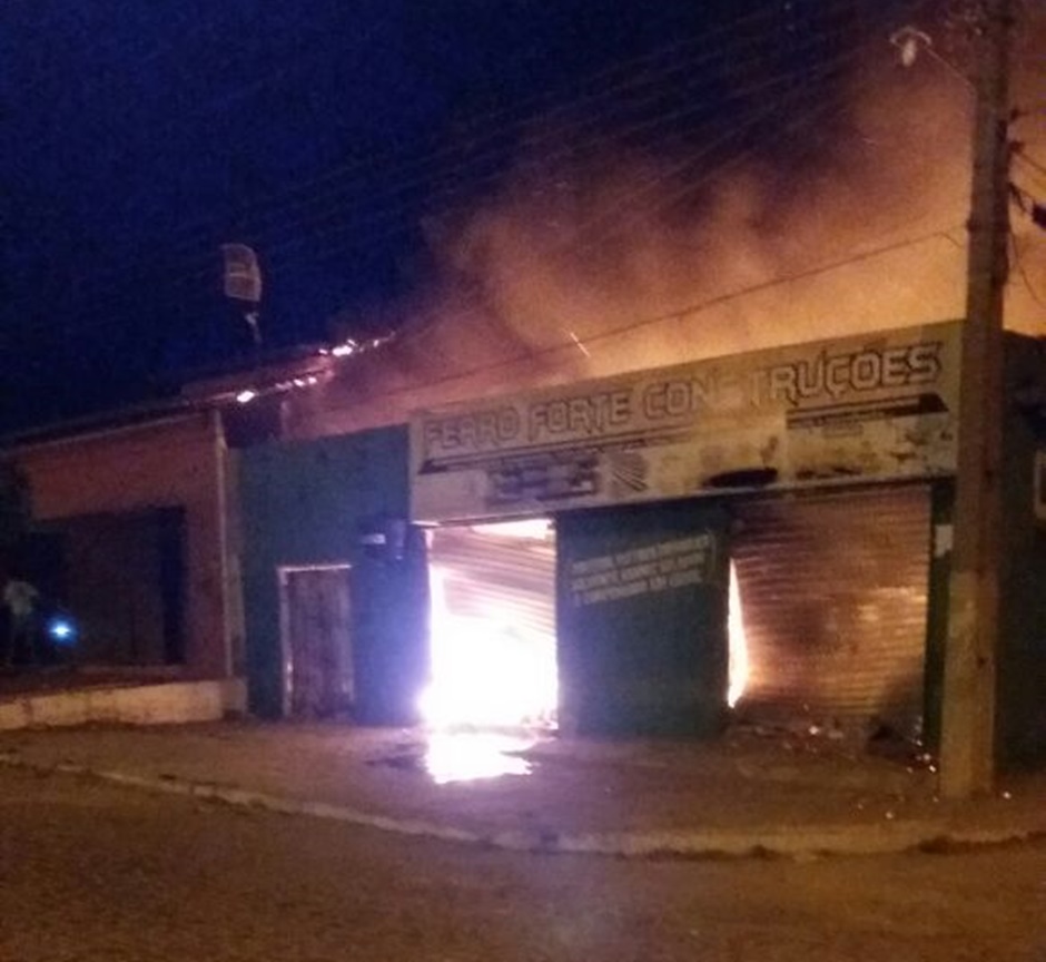 Loja incendiada