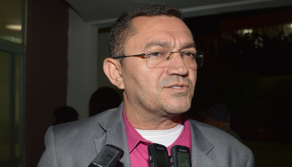 Prefeito de Picos anuncia demissão de contratados
