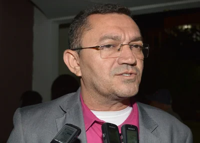 Prefeito de Picos anuncia demissão de contratados