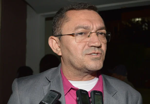 Prefeito de Picos anuncia demissão de contratados