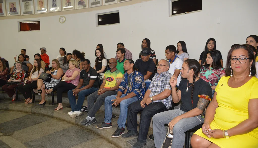 Público prestigia solenidade de posse