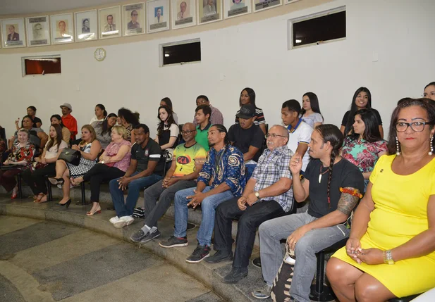 Público prestigia solenidade de posse