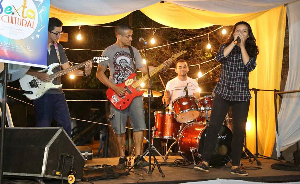 Apresentação de artistas locais 