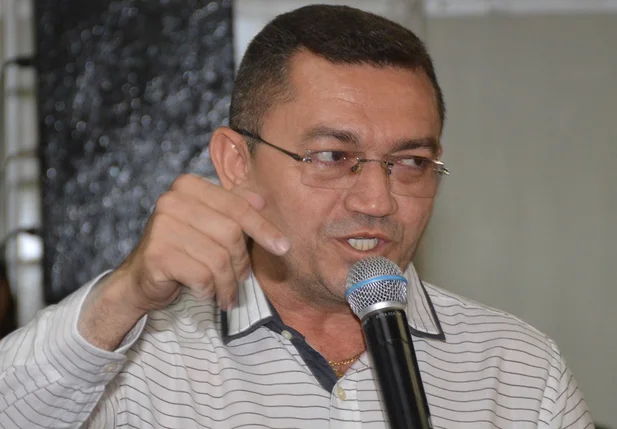 Padre Walmir sanciona lei da taxa do lixo