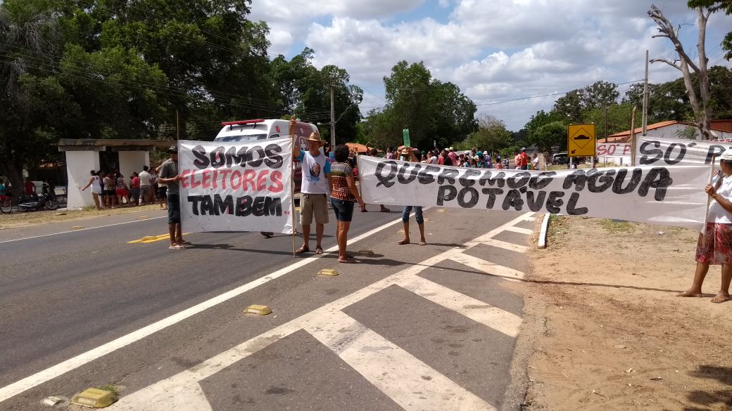 BR 343 tomada por moradores