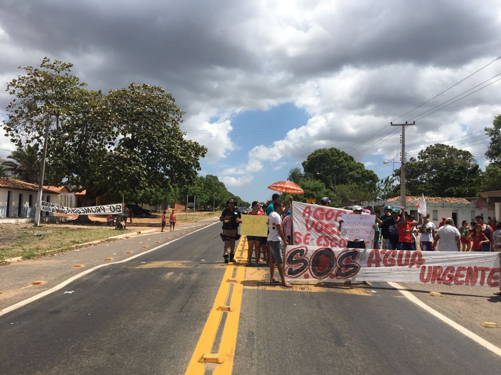 Moradores interditam parte da rodovia